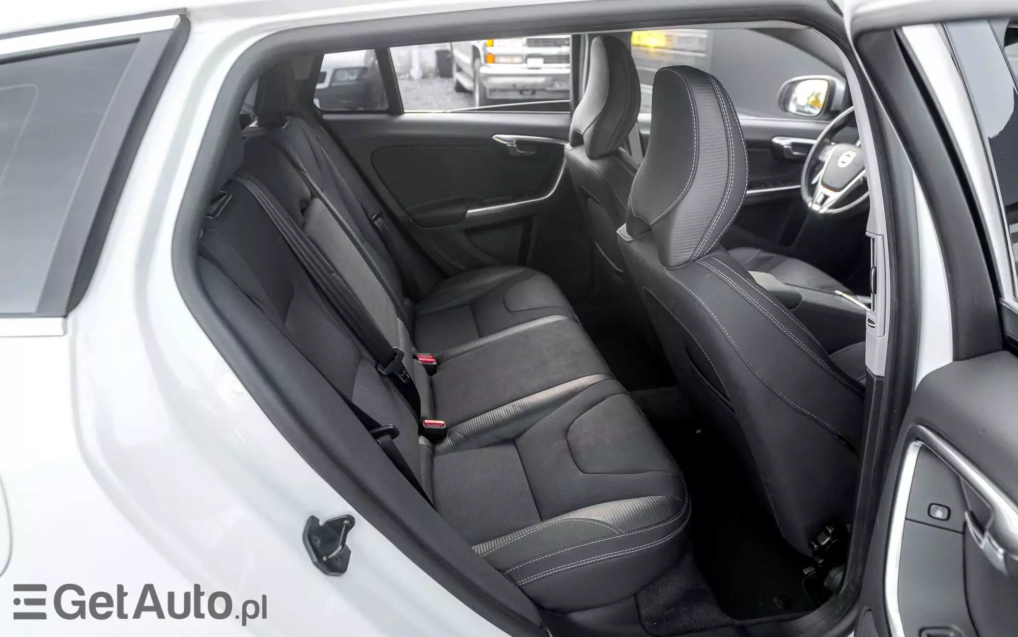 VOLVO V60 T4 R-Design Momentum