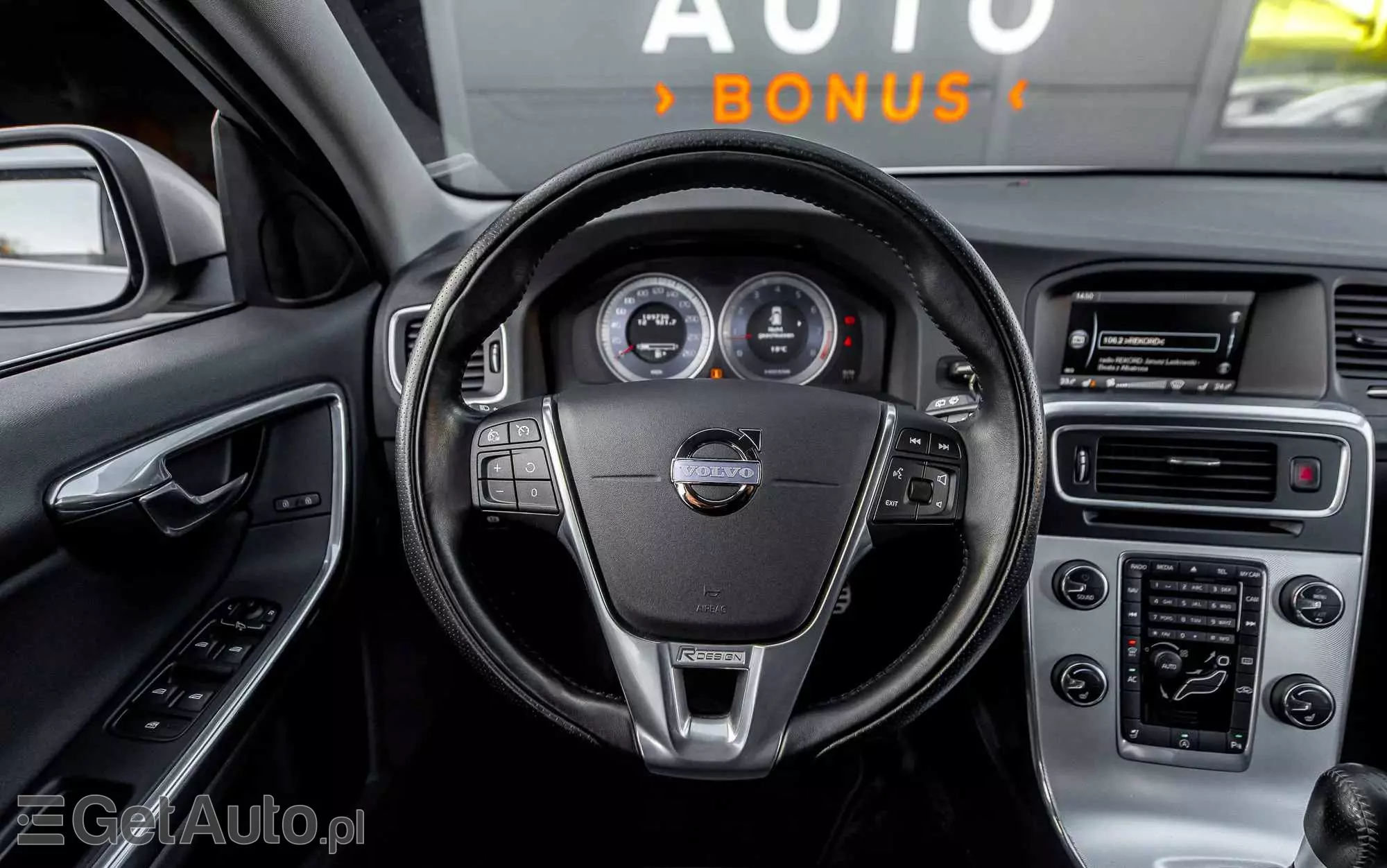 VOLVO V60 T4 R-Design Momentum