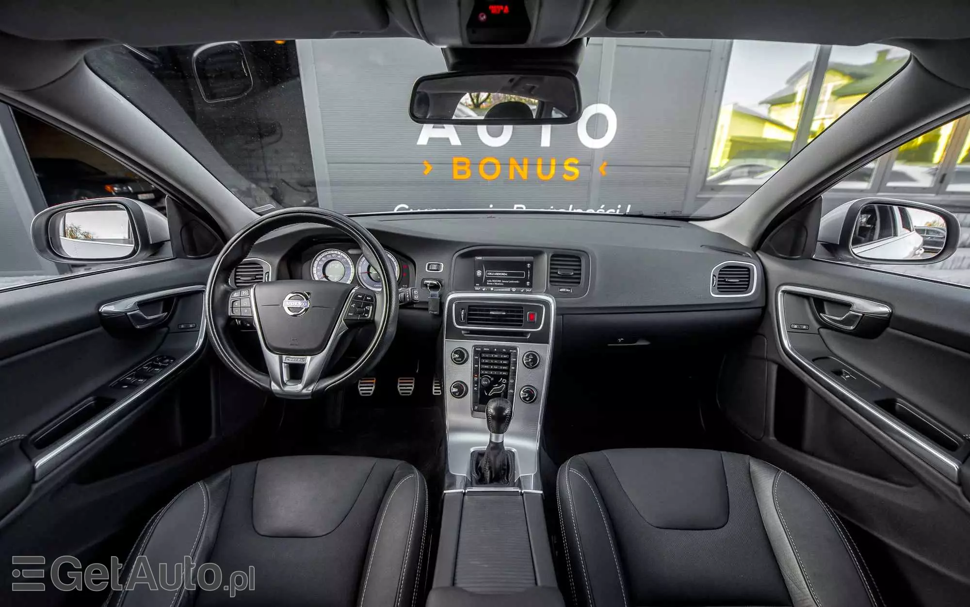 VOLVO V60 T4 R-Design Momentum