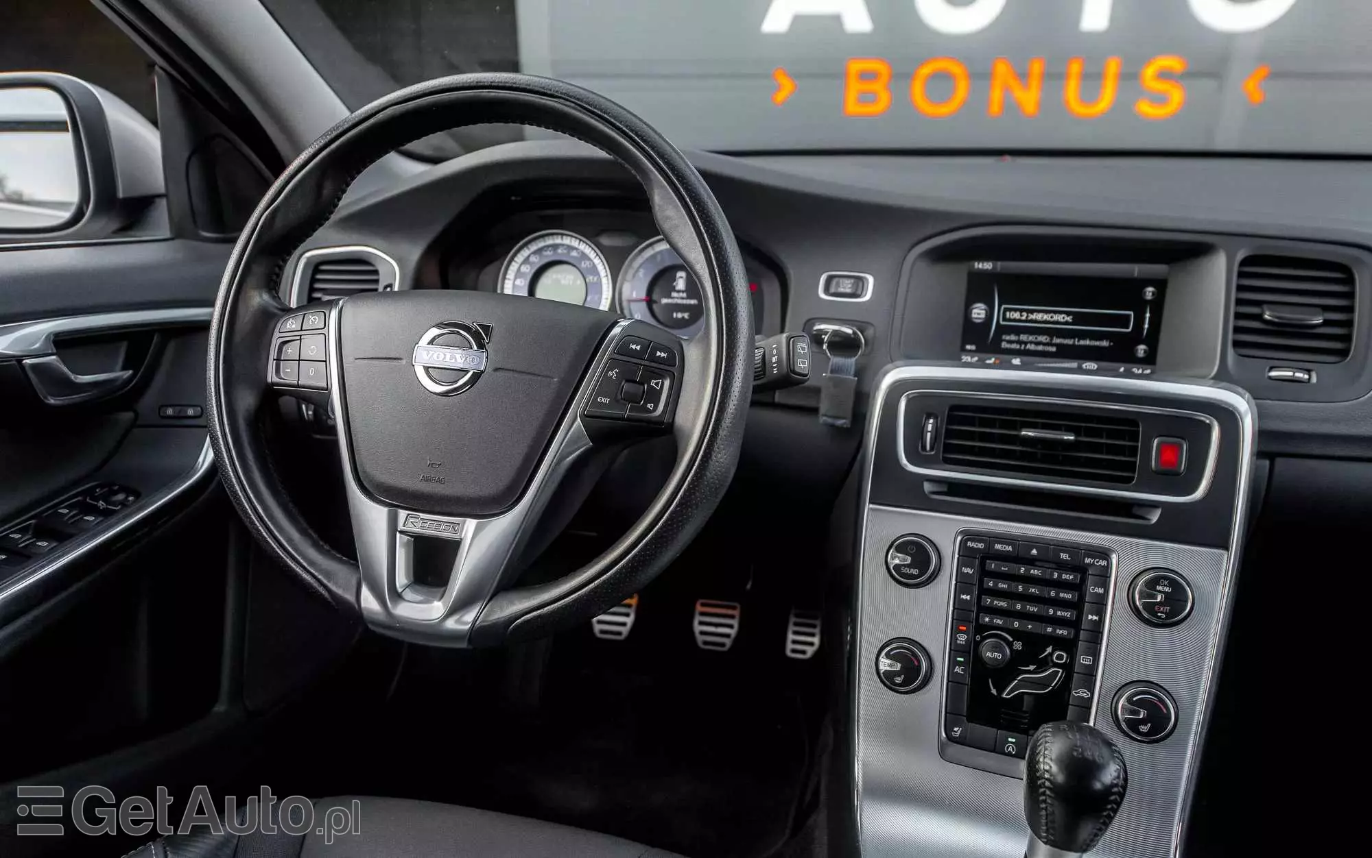 VOLVO V60 T4 R-Design Momentum