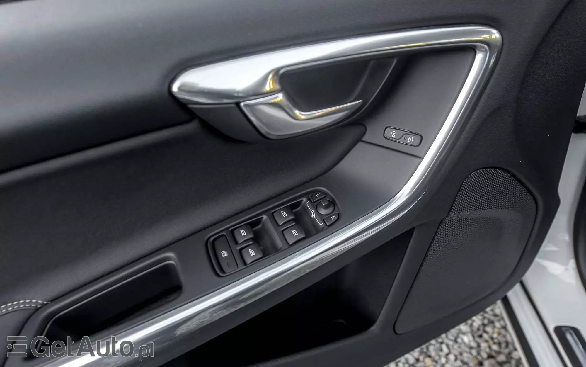 VOLVO V60 T4 R-Design Momentum