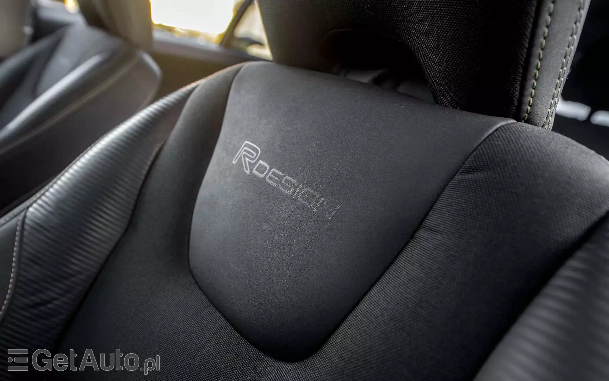 VOLVO V60 T4 R-Design Momentum