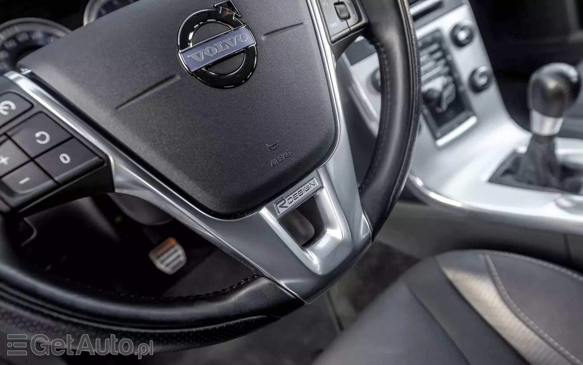 VOLVO V60 T4 R-Design Momentum
