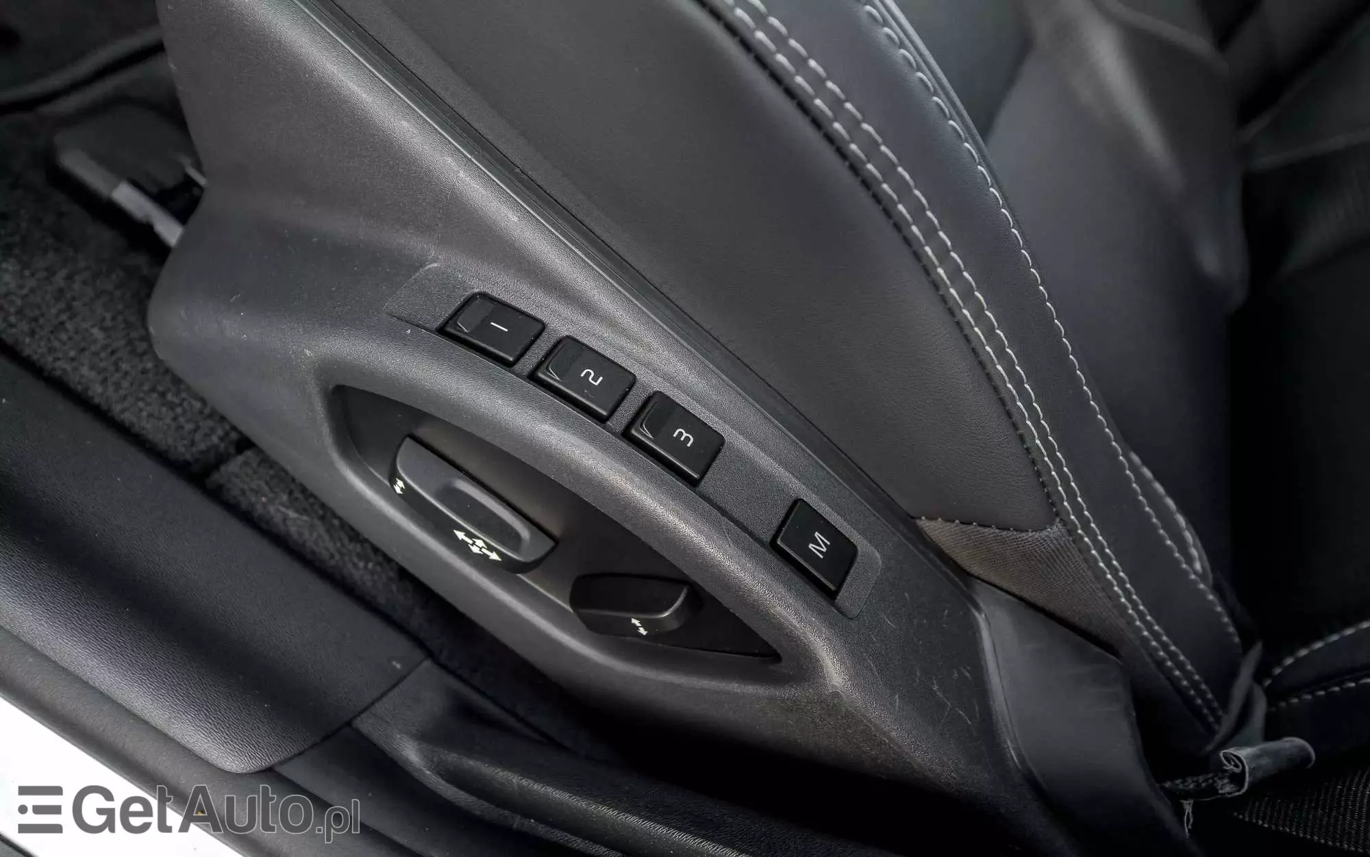 VOLVO V60 T4 R-Design Momentum