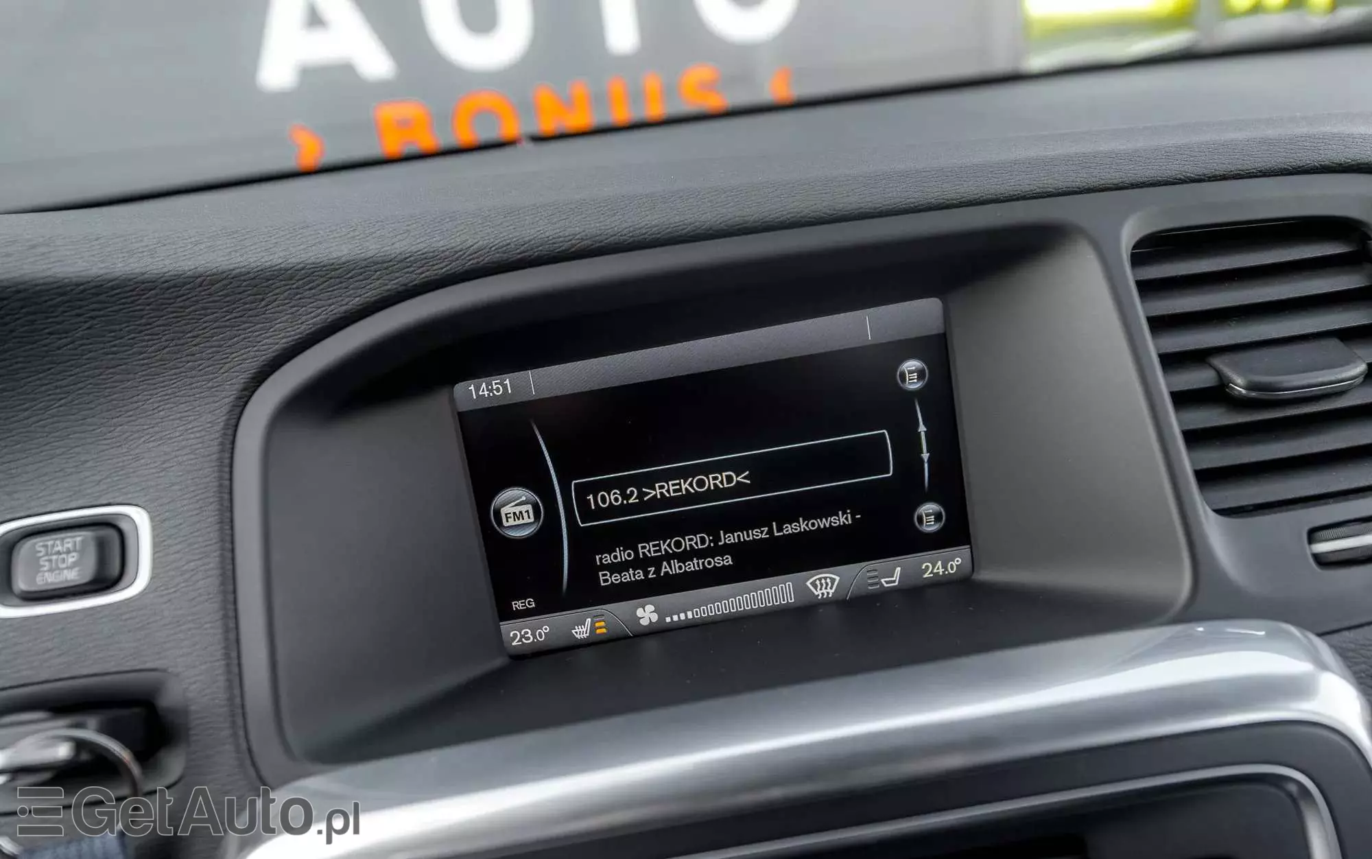 VOLVO V60 T4 R-Design Momentum