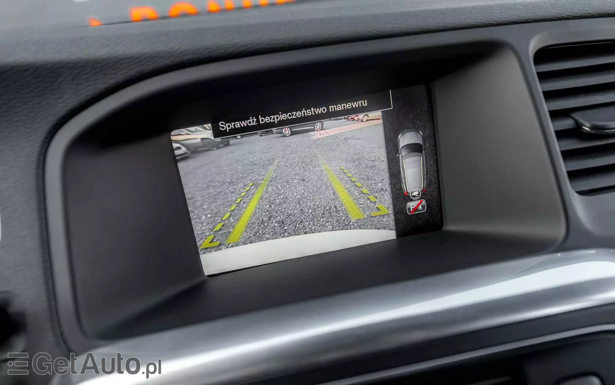 VOLVO V60 T4 R-Design Momentum