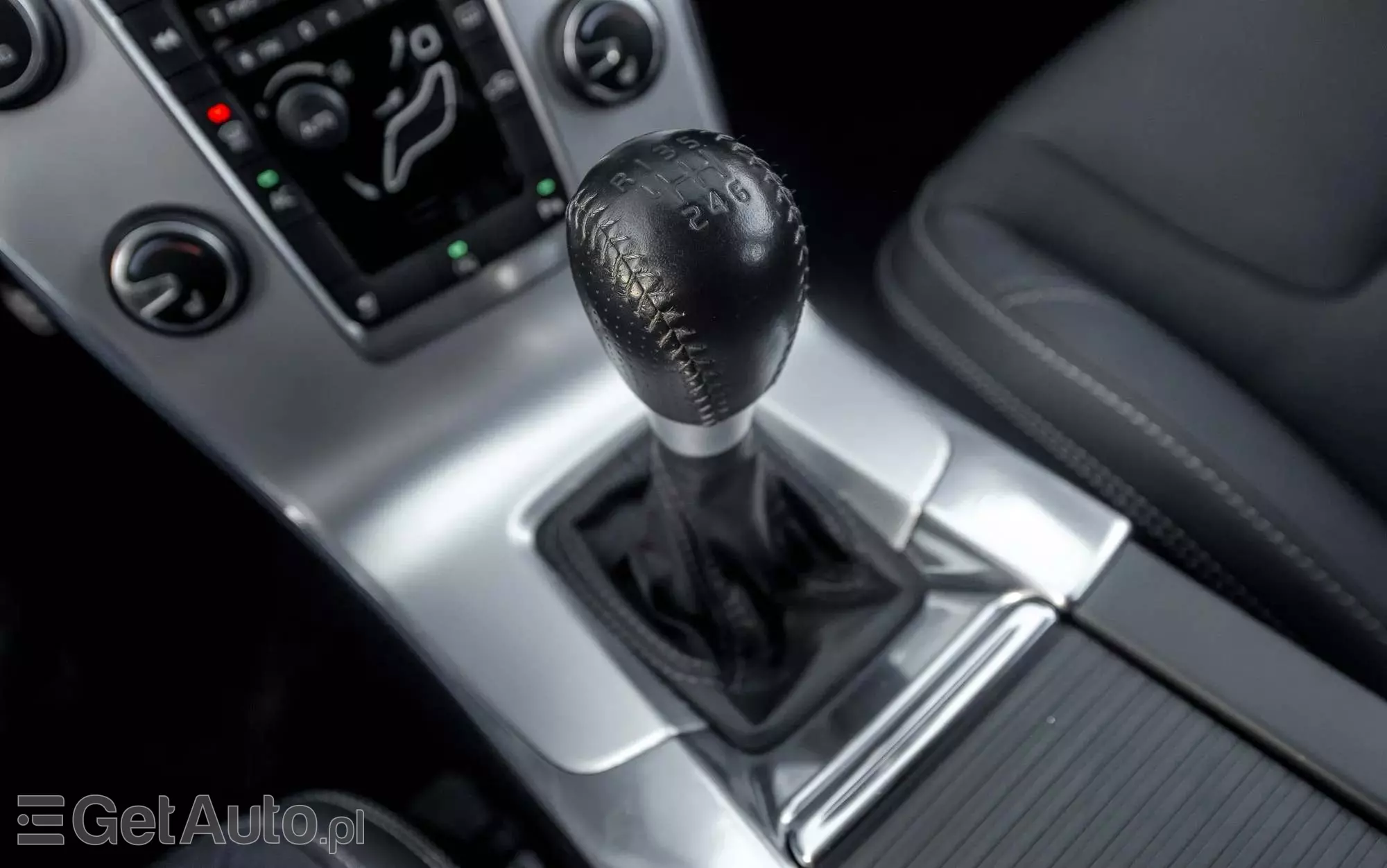 VOLVO V60 T4 R-Design Momentum