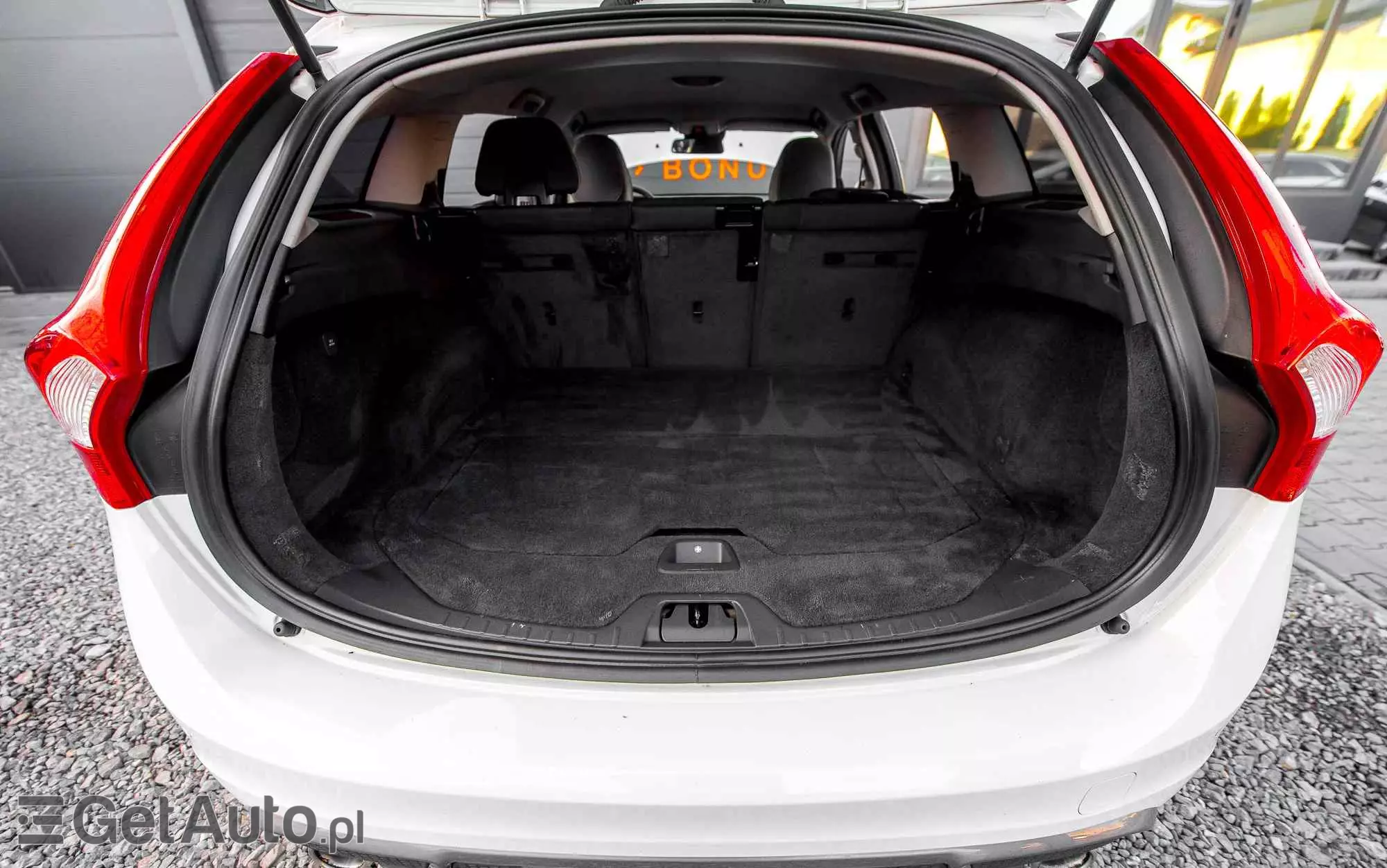 VOLVO V60 T4 R-Design Momentum