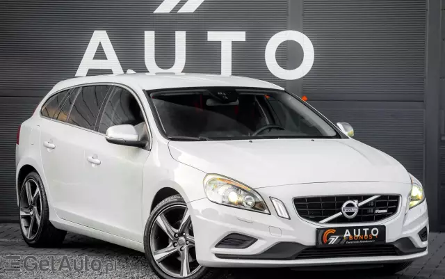VOLVO V60 T4 R-Design Momentum