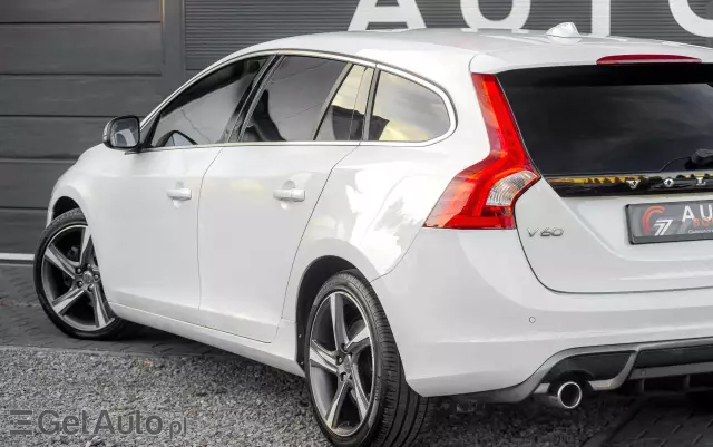 VOLVO V60 T4 R-Design Momentum