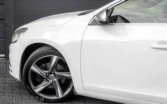 VOLVO V60 T4 R-Design Momentum