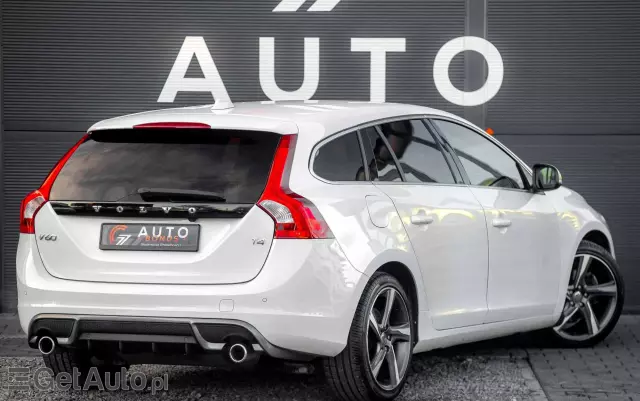 VOLVO V60 T4 R-Design Momentum