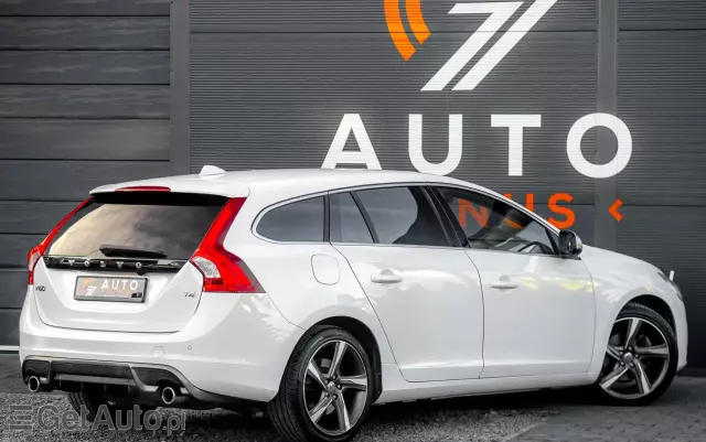 VOLVO V60 T4 R-Design Momentum