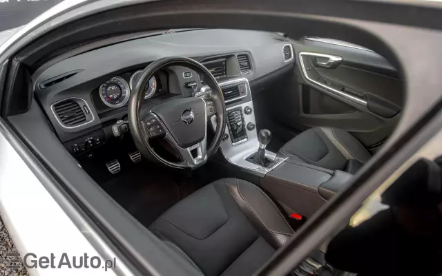 VOLVO V60 T4 R-Design Momentum