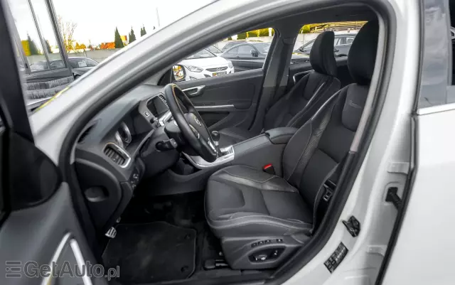 VOLVO V60 T4 R-Design Momentum