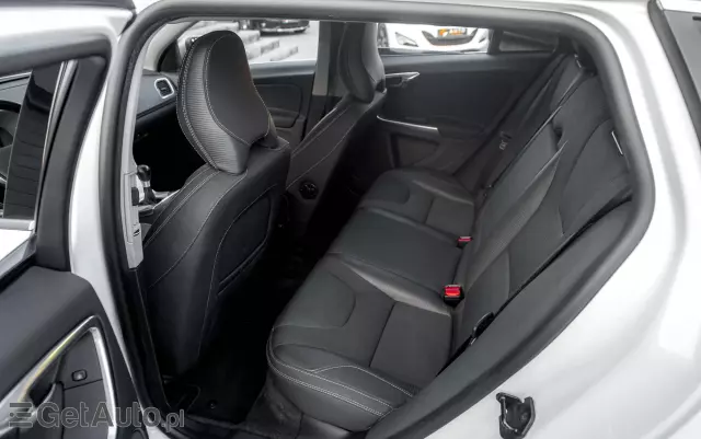 VOLVO V60 T4 R-Design Momentum