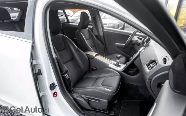 VOLVO V60 T4 R-Design Momentum