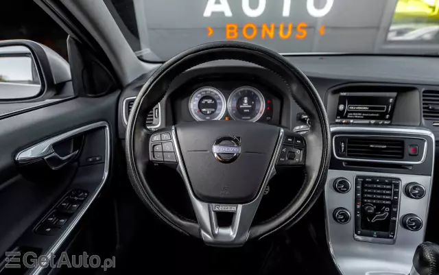 VOLVO V60 T4 R-Design Momentum