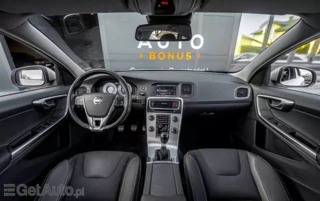 VOLVO V60 T4 R-Design Momentum