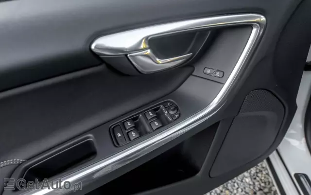 VOLVO V60 T4 R-Design Momentum