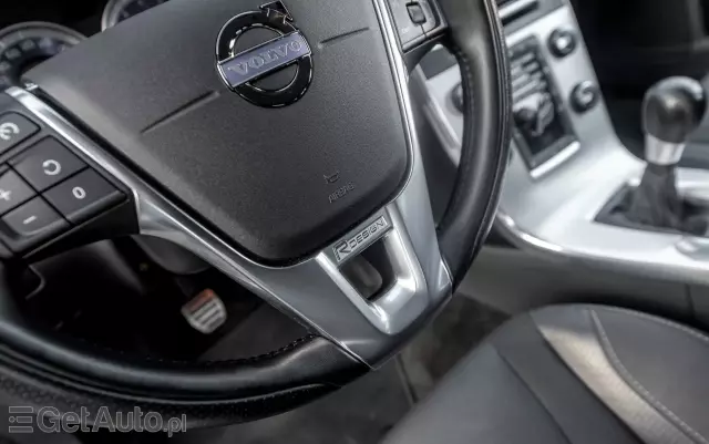 VOLVO V60 T4 R-Design Momentum