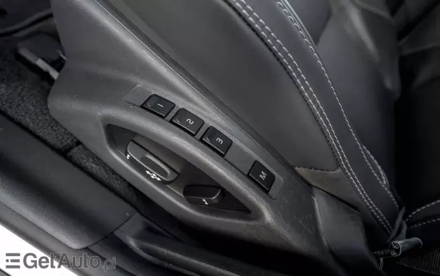 VOLVO V60 T4 R-Design Momentum