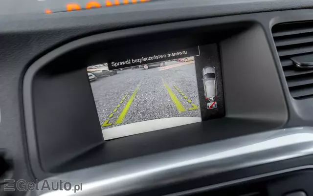 VOLVO V60 T4 R-Design Momentum