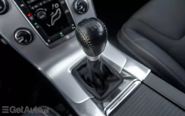 VOLVO V60 T4 R-Design Momentum