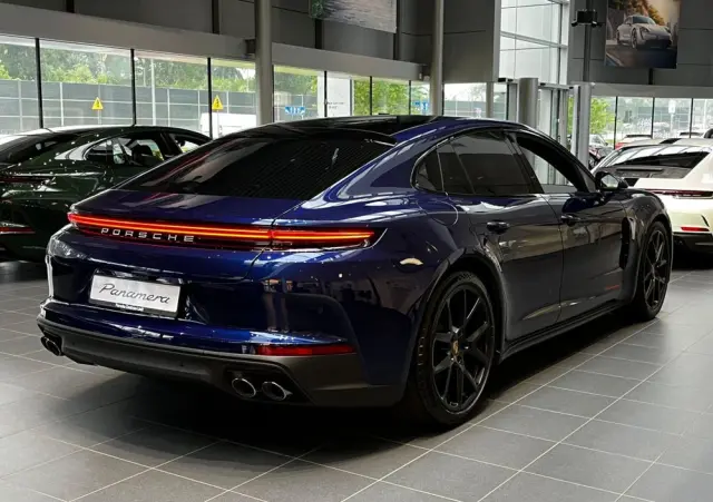 PORSCHE Panamera 4