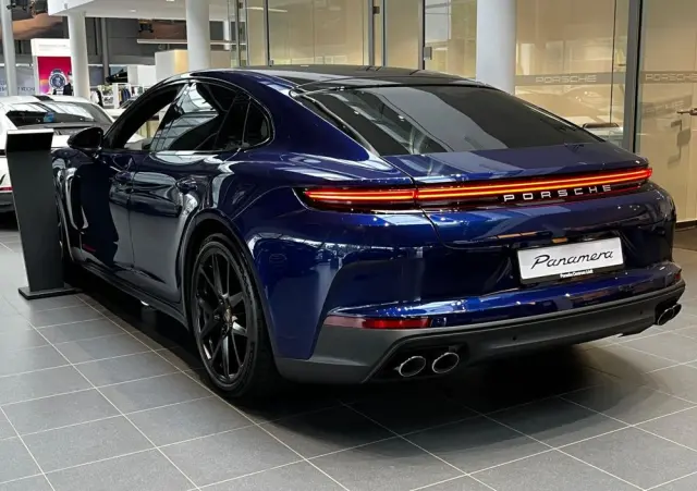 PORSCHE Panamera 4
