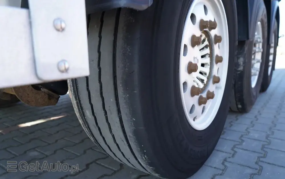 FELDBINDER CEMENTONACZEPA / 3 KOMORY / 37 000 L / SILOS / DO MATERIAŁÓW SYPKICH / OŚ PODNOSZONA / SAF / ALUFELGI 