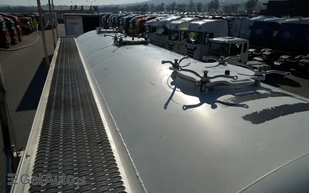 FELDBINDER CEMENTONACZEPA / 3 KOMORY / 37 000 L / SILOS / DO MATERIAŁÓW SYPKICH / OŚ PODNOSZONA / SAF / ALUFELGI 