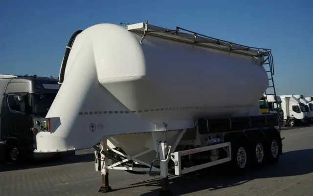 FELDBINDER CEMENTONACZEPA / 3 KOMORY / 37 000 L / SILOS / DO MATERIAŁÓW SYPKICH / OŚ PODNOSZONA / SAF / ALUFELGI 