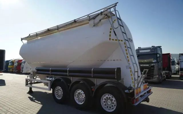 FELDBINDER CEMENTONACZEPA / 3 KOMORY / 37 000 L / SILOS / DO MATERIAŁÓW SYPKICH / OŚ PODNOSZONA / SAF / ALUFELGI 