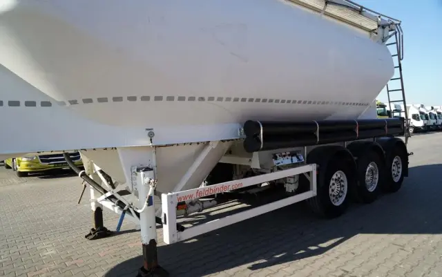 FELDBINDER CEMENTONACZEPA / 3 KOMORY / 37 000 L / SILOS / DO MATERIAŁÓW SYPKICH / OŚ PODNOSZONA / SAF / ALUFELGI 