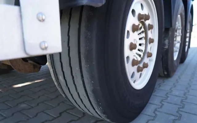 FELDBINDER CEMENTONACZEPA / 3 KOMORY / 37 000 L / SILOS / DO MATERIAŁÓW SYPKICH / OŚ PODNOSZONA / SAF / ALUFELGI 