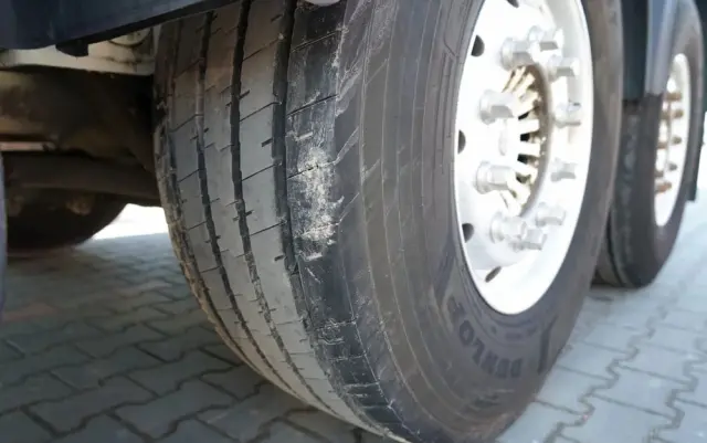 FELDBINDER CEMENTONACZEPA / 3 KOMORY / 37 000 L / SILOS / DO MATERIAŁÓW SYPKICH / OŚ PODNOSZONA / SAF / ALUFELGI 