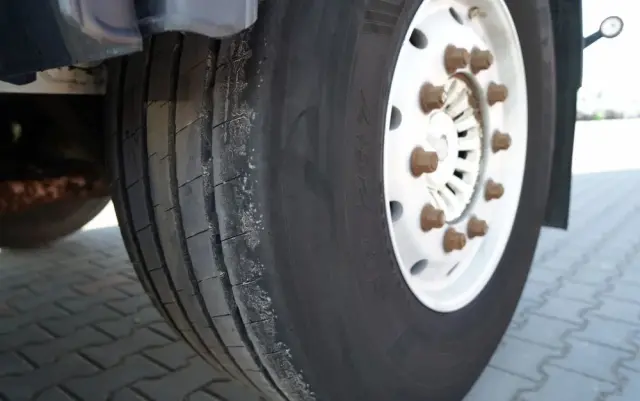 FELDBINDER CEMENTONACZEPA / 3 KOMORY / 37 000 L / SILOS / DO MATERIAŁÓW SYPKICH / OŚ PODNOSZONA / SAF / ALUFELGI 