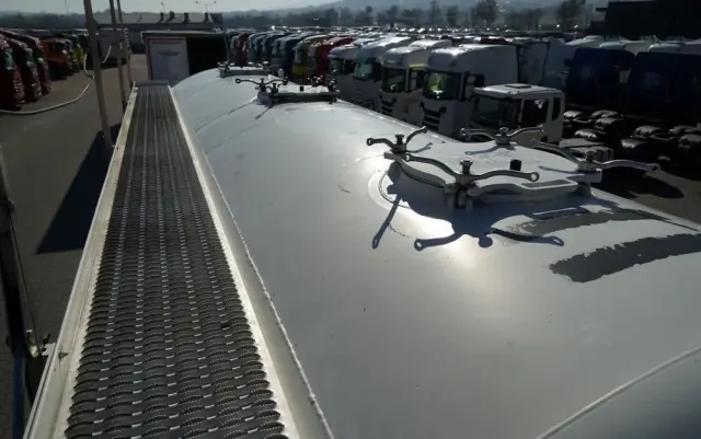 FELDBINDER CEMENTONACZEPA / 3 KOMORY / 37 000 L / SILOS / DO MATERIAŁÓW SYPKICH / OŚ PODNOSZONA / SAF / ALUFELGI 