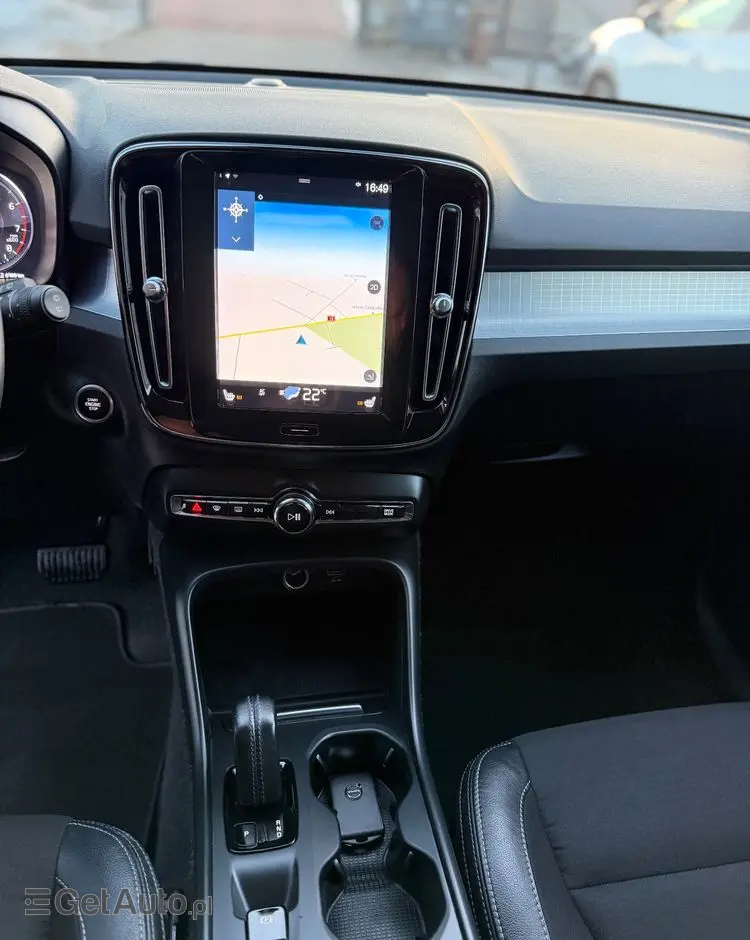 VOLVO XC 40 T3 Momentum Pro