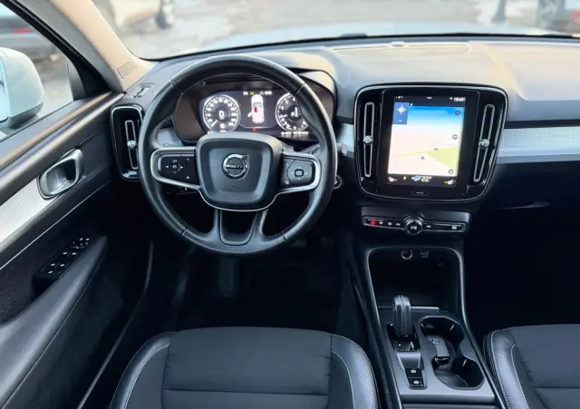 VOLVO XC 40 T3 Momentum Pro