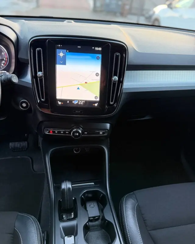 VOLVO XC 40 T3 Momentum Pro