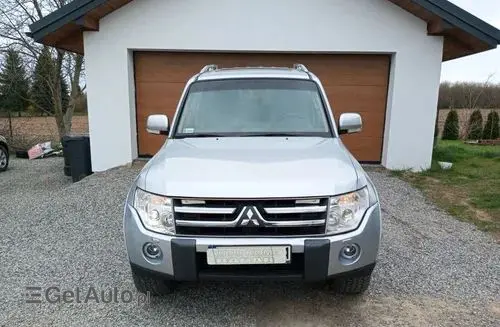 MITSUBISHI Pajero 