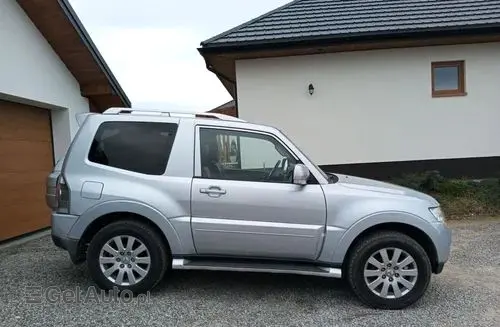 MITSUBISHI Pajero 