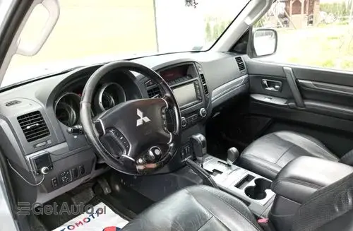 MITSUBISHI Pajero 