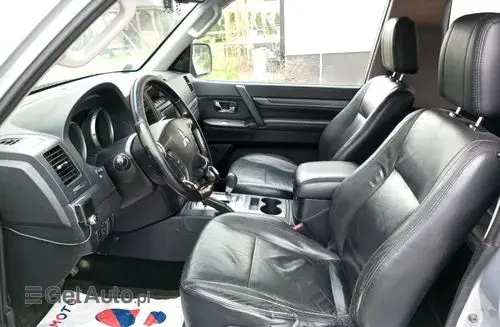 MITSUBISHI Pajero 