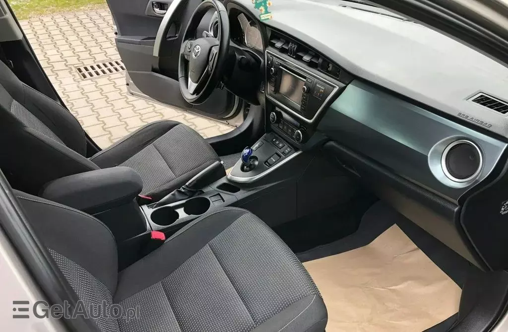 TOYOTA Auris 