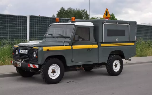 LAND ROVER Defender 