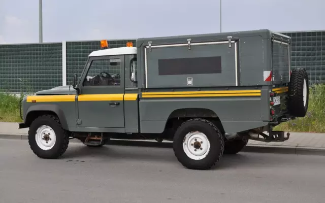 LAND ROVER Defender 