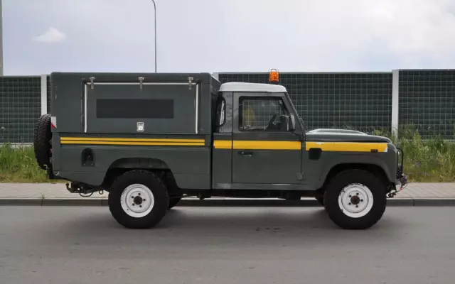 LAND ROVER Defender 